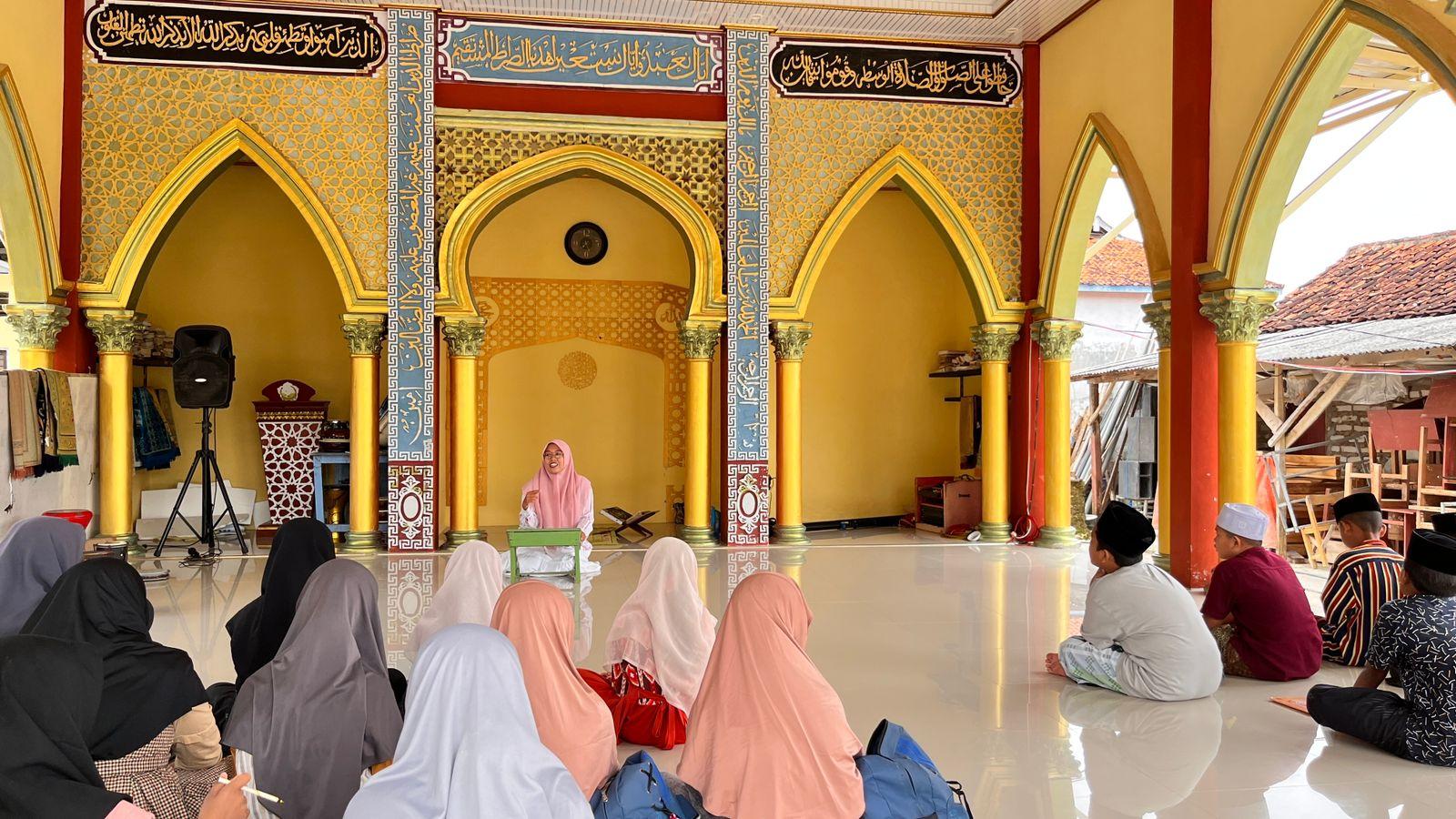 Bimbingan Intensif Al-Qur’an Tingkat MI, Neng Zulfatin Nuroniyah Perkuat Fondasi Tajwid Santri